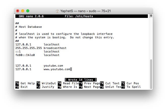 fichier hosts ouvert dans une fenêtre de terminal